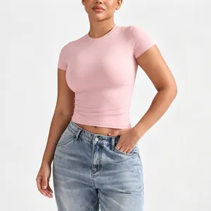 Vista frontal de una camiseta rosa de manga corta de corte entallado con cuello redondo
