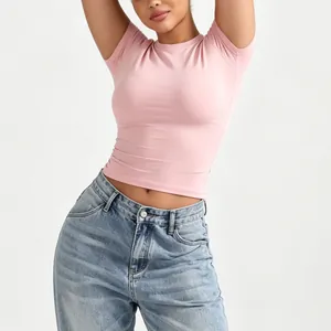 Vista detallada de una camiseta rosa de manga corta ajustada y elástica para mujer