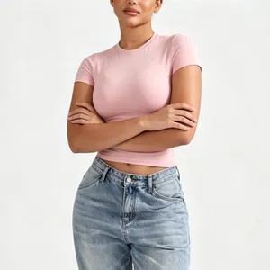 Detalle de camiseta rosa de manga corta ajustada que muestra el tejido de alta elasticidad