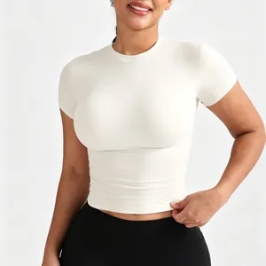 Primer plano de una camiseta blanca crema ajustada de cuello redondo y manga corta mujer.