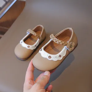 Elegantes zapatos Mary Jane beige para niñas con bordado floral y correa trenzada.