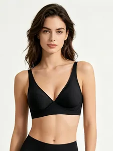 Dettaglio di alta qualità di un reggiseno nero senza cuciture con scollo a V profondo
