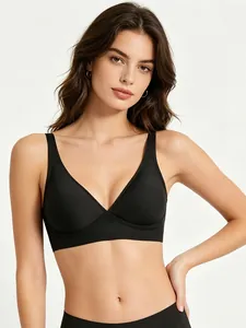 Dettaglio ravvicinato di un reggiseno nero senza cuciture con scollo a V e supporto morbido