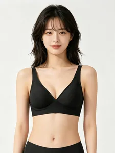 Dettaglio frontale di un reggiseno nero senza cuciture con scollo a V profondo e sostegno