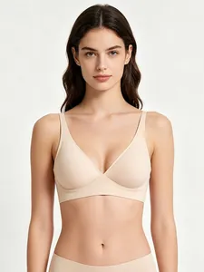 Dettaglio frontale del reggiseno senza cuciture color carne con scollo a V e supporto
