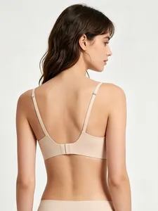 Vista posteriore dettagliata di reggiseno beige senza cuciture con spallina sottile e dorso a U.