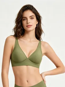 Vista dettagliata di un reggiseno jelly senza cuciture verde oliva con scollo a V su modella