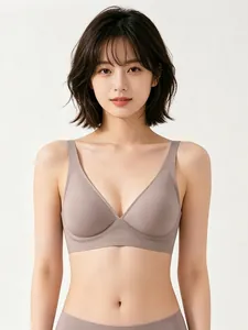 Modella professionale indossa un reggiseno senza cuciture con scollo a V profondo