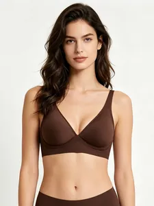 Primo piano di un reggiseno marrone scuro senza cuciture con scollo a V profondo