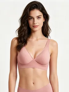 Dettaglio elegante di un reggiseno senza cuciture con supporto morbido e scollo a V profondo.