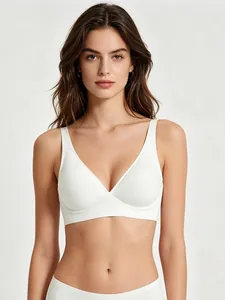 Vista frontale del reggiseno bianco senza cuciture con scollo a V e supporto morbido e confortevole