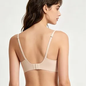Vista posteriore di un reggiseno senza cuciture color carne con spalline e design schiena a U