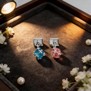 Gros plan détaillé des breloques en cristal rose et bleu pour bracelets modulaires