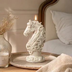 Vela aromática de cabeza de caballo con base de columna romana en el dormitorio