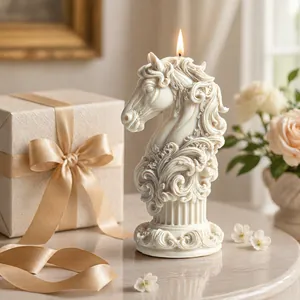 Vela aromática clásica con relieve de cabeza de caballo y columna romana de regalo