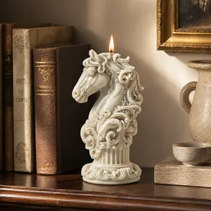 Vela aromática clásica con cabeza de caballo, escultura en relieve y base fina.