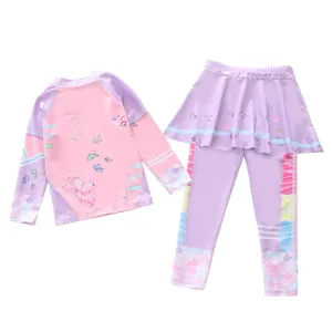 Detailansicht des langärmeligen Mädchen-Schwimmoberteils und der Rock-Leggings Set
