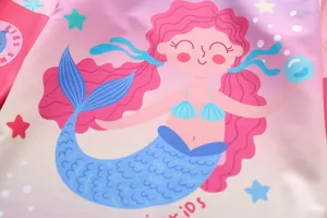 Detailaufnahme des niedlichen Meerjungfrauen-Prints auf rosa Mädchen-Badebekleidung