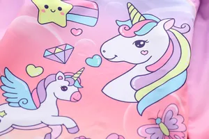 Nahaufnahme des süßen Einhorn- und Regenbogenmusters auf rosa Badeanzugstoff für Mädchen