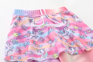 Detailansicht eines Mädchen-Badeanzug-Rockes mit bunten Einhorn- und Regenbogenmustern