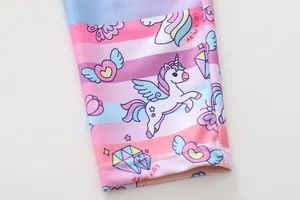 Nahaufnahme von Badeanzugärmeln für Mädchen mit bunten Einhorn- und Regenbogenprints