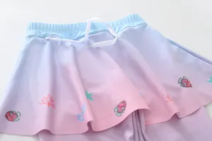 Detailansicht eines Schwimmrock für Mädchen mit Meeresmotiven und pinkfarbenem Farbverlauf