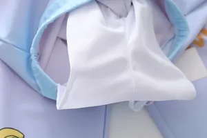 Detailaufnahme des weißen Netzfutters eines Mädchen-Badeanzugs für mehr Komfort.