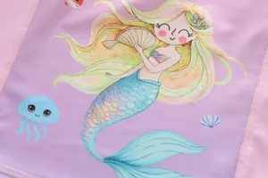 Detailaufnahme einer bunten Meerjungfrau-Illustration auf rosa Kinderbadeanzug.