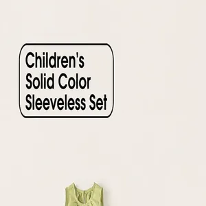 Dettaglio di un top verde senza maniche per bambini con design dello scollo a pieghe