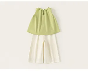 Vista posteriore di un completo estivo da bambina con top verde e pantaloni bianchi