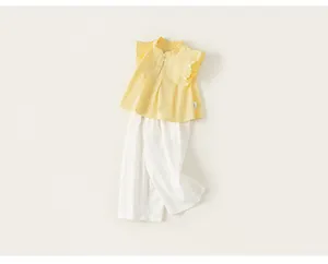 Set estivo da bambina 2 pezzi con top giallo senza maniche a pieghe e pantaloni bianchi casual