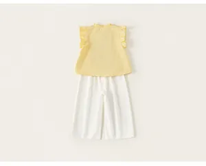 Elegante completo estivo da bambina con top smanicato giallo e pantaloni bianchi
