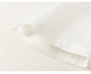Primo piano di tessuto di cotone bianco con motivo a righe strutturato e orlo