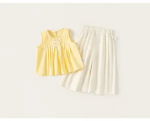 Vista dettagliata del set estivo da bambina con top giallo plissettato e pantaloni