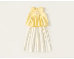 Completo estivo per bambina con top giallo plissettato senza maniche e pantaloni bianchi casual