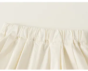 Dettaglio dell'elastico in vita dei pantaloni casual bianchi per bambini