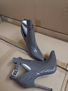 Elegante graue Stiefeletten mit Krokodilmuster, spitzer Zehenpartie und Cut-Out-Design