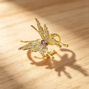 Einzigartiger offener Ring mit schmelzendem Schmetterling in Gold und lila Kristall