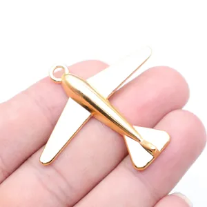 Colgante de avión de aleación dorada 34x24mm accesorio de joyería entre los dedos