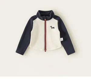 Détail d'un sweat-shirt pour enfants bleu marine et crème avec fermeture éclair et chien