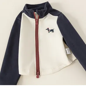 Détail d'une veste zippée pour enfant avec un joli patch brodé en forme de teckel