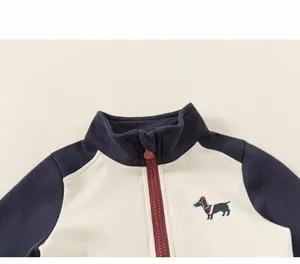 Détail de près d'un sweat-shirt à col montant pour enfant avec broderie chien