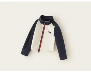 Vue détaillée d'un sweat-shirt pour enfants avec broderie teckel et blocs de couleur