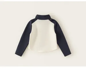 Vue arrière détaillée du sweat-shirt pour enfants bleu marine et crème avec col montant