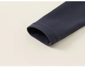Gros plan détaillé sur le revers à double couture d'un sweat-shirt bleu marine pour bébé