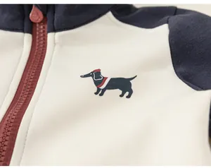 Gros plan détaillé d'une broderie de teckel sur une veste de sweat à capuche pour bébé