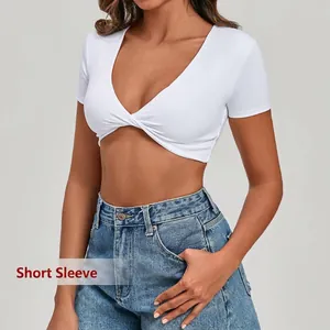 Top deportivo corto blanco con cuello en V y nudo retorcido para yoga, running y fitness