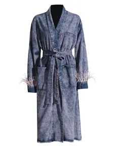 Damen Jeansmantel im Roben-Stil mit Straußenfeder-Besatz an den Ärmeln und Bindegürtel.