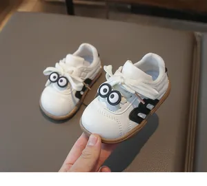 Detailansicht weißer Kleinkind-Sneaker mit süßen Comic-Augen als Dekoration
