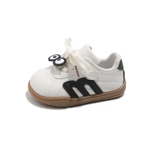 Detailansicht weißer Kinder-Ledersneaker mit niedlichen Cartoon-Augen-Dekorationen